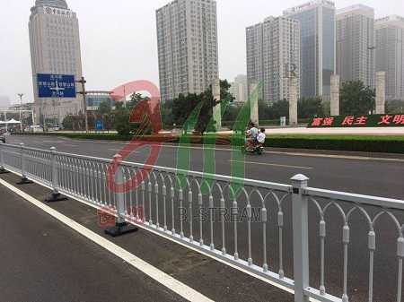 馬路中間隔離護(hù)欄叫什么 市政護(hù)欄